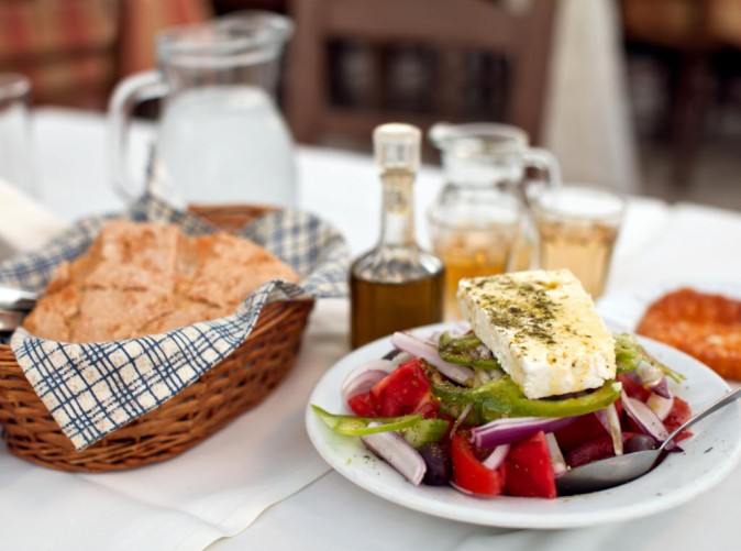 016_Griechischer Salat mit Bauernbrot und hausgemachtem Weißwein- Griechenland_Lernidee Reisen_Schoene Aussichten Touristik_ orlio stock.adobe.com